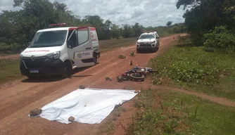 Acidente entre caminhão e motocicleta em Cabeceiras do Piauí.