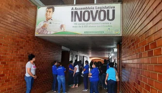 Trabalhadores da Alepi fazem protesto por direitos após exoneração.