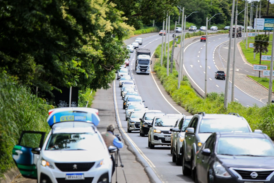 Carreata de fiéis que receberam o novo arcebispo em Teresina.