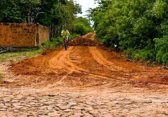 Prefeito Nonatinho do Sindicato visita obras em estradas na zona rural da cidade.