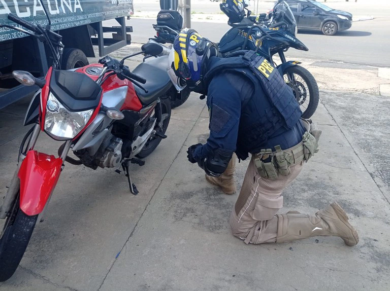 Motocicleta roubada em Água Branca é recuperada pela PRF em Teresina