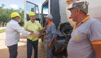 Dr. Pessoa assina ordem de serviço de obras na zona Sudeste de Teresina.