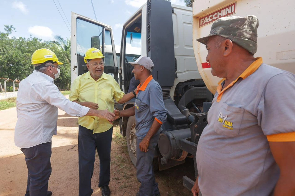 Dr. Pessoa assina ordem de serviço de obras na zona Sudeste de Teresina.