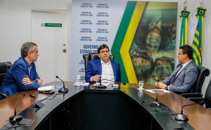 Rafael Fonteles em reunião.