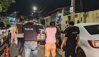 Homem com dois mandados de prisão em aberto é preso em blitz.