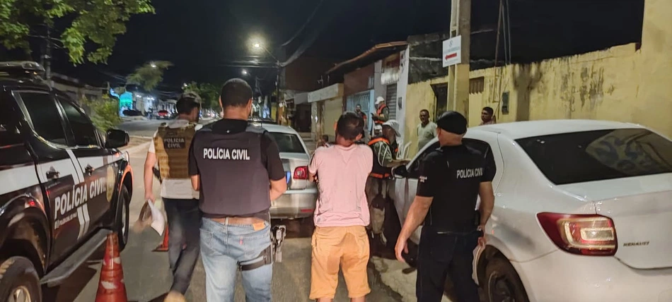 Homem com dois mandados de prisão em aberto é preso em blitz.