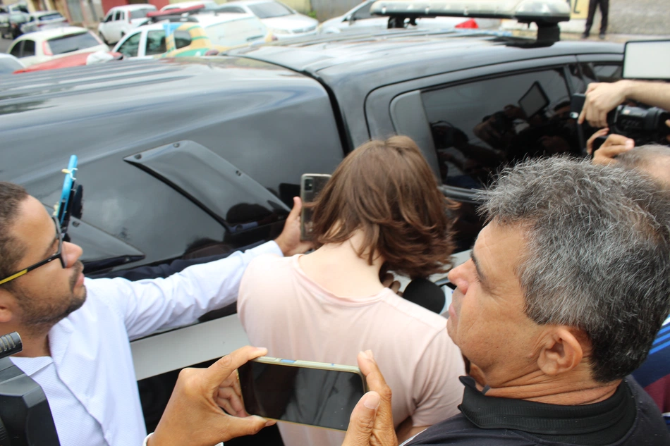 Marcos Vitor sendo encaminhado para o Fórum Cível