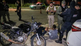 Dois menores são apreendidos com drogas e moto roubada durante blitz em Teresina.