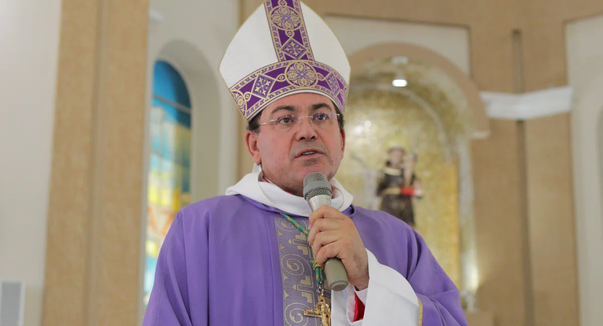 Padre que celebrou missa em ação de graças.