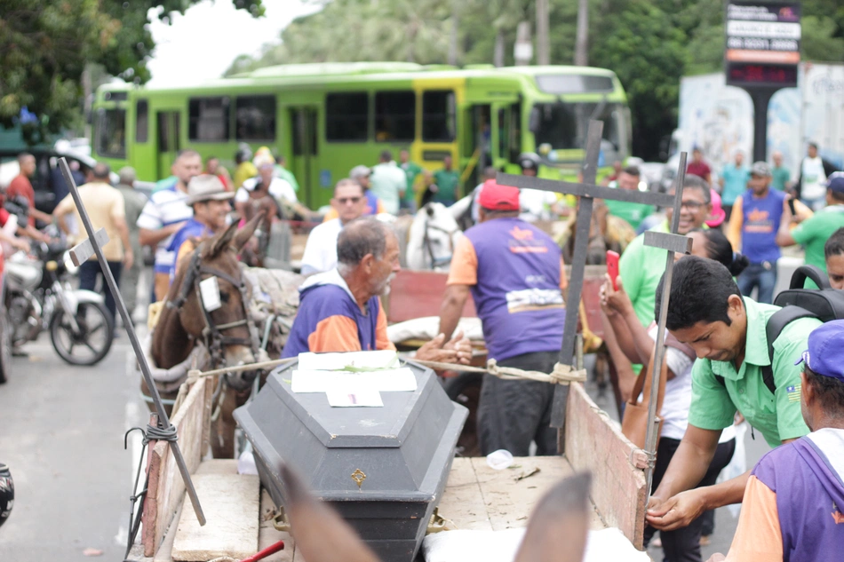 Manifestação em frente a Alepi