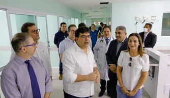 Governador Rafael Fonteles em visita ao Hospital Universitário.