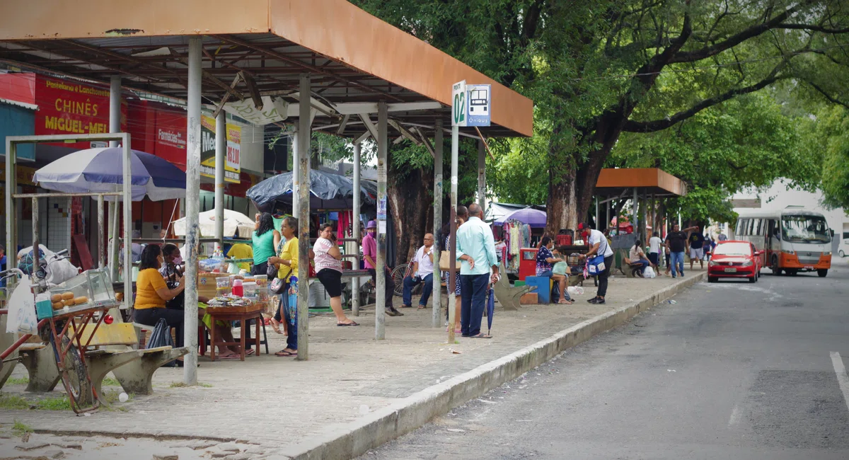 Pessoas esperando transporte