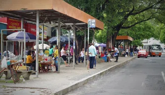 Pessoas esperando transporte