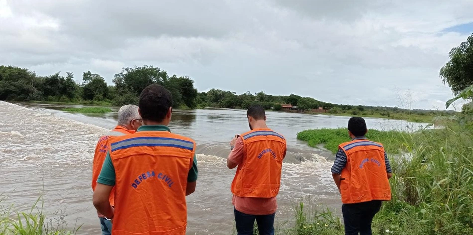 Equipes da Defesa Civil intensificam monitoramento em regiões atingidas pelas cheias.