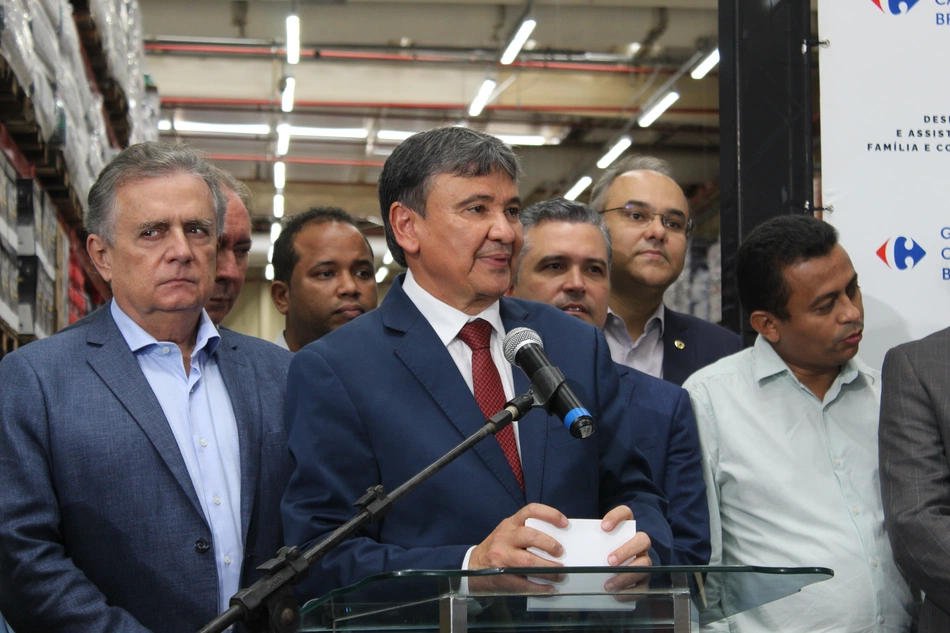 Ministro Wellington Dias assina acordo com Carrefour