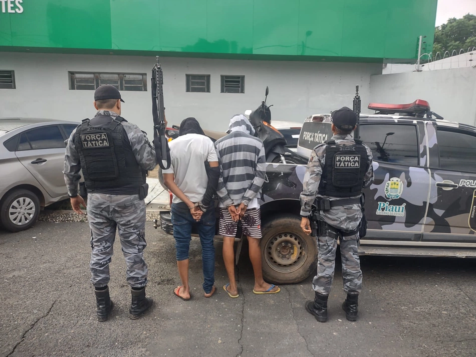 PM prende dupla após flagrar assalto em Teresina.