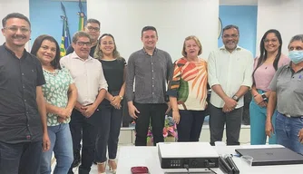 Reunião com exibição do sistema digital