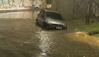 Força Tática resgata mãe e filhas de alagamento na zina Sul de Teresina.