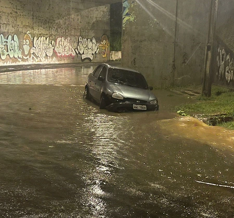 Força Tática resgata mãe e filhas de alagamento na zina Sul de Teresina.