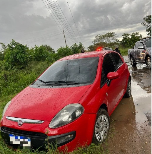 Carro utilizado por dupla suspeita de realizar assaltos em Teresina.