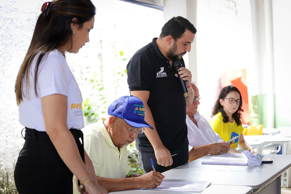 Dr. Pessoa assina autorização para regularização fundiária na zona Sudeste de Teresina.