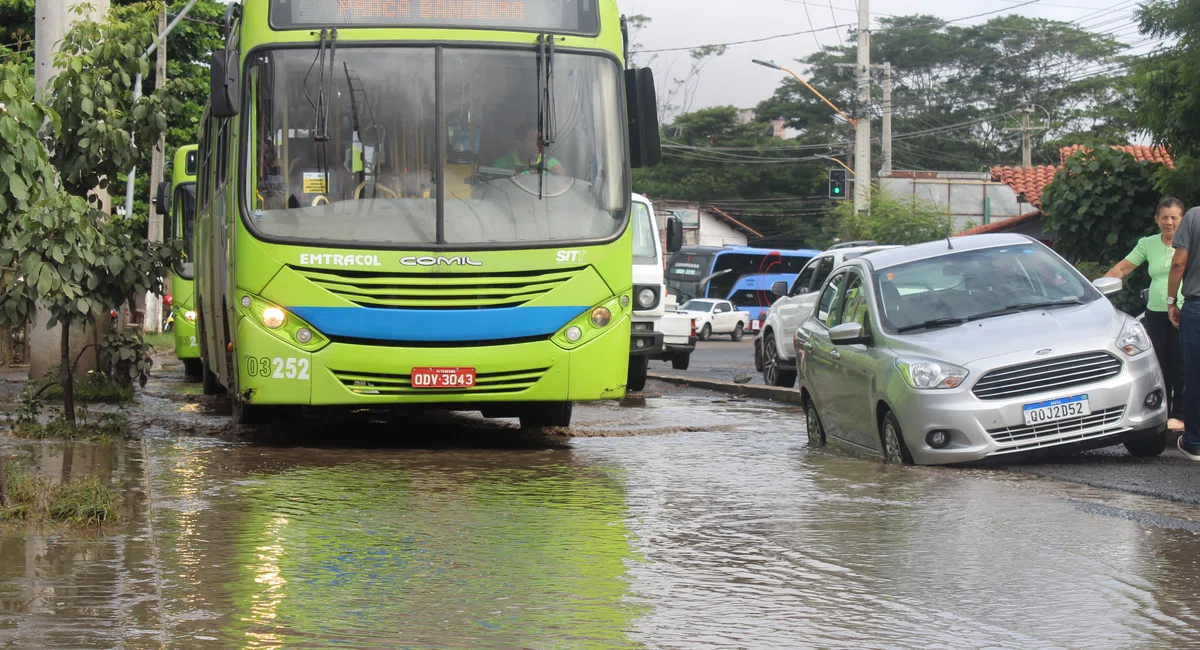 Carro atolado na Avenida dos Expedicionários