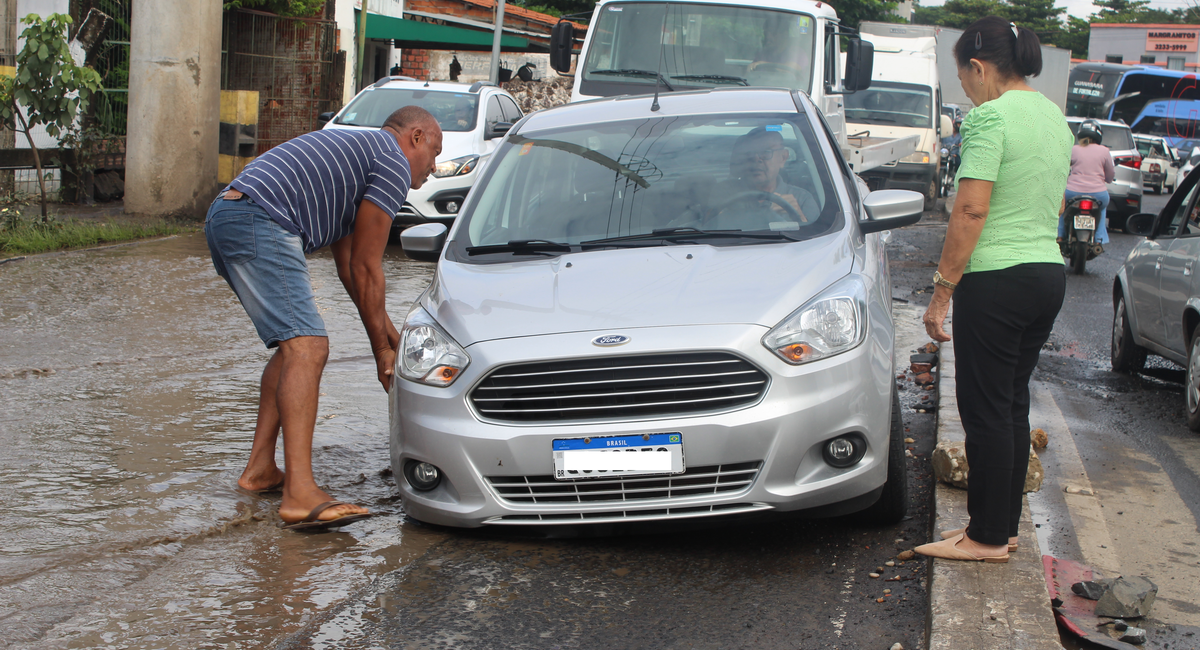 Carro atolado na Avenida dos Expedicionários