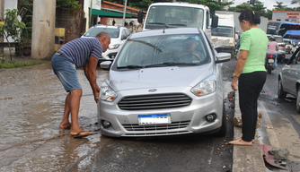 Carro atolado na Avenida dos Expedicionários