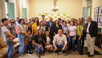 Dr. Pessoa recebe pais e crianças autistas na prefeitura.