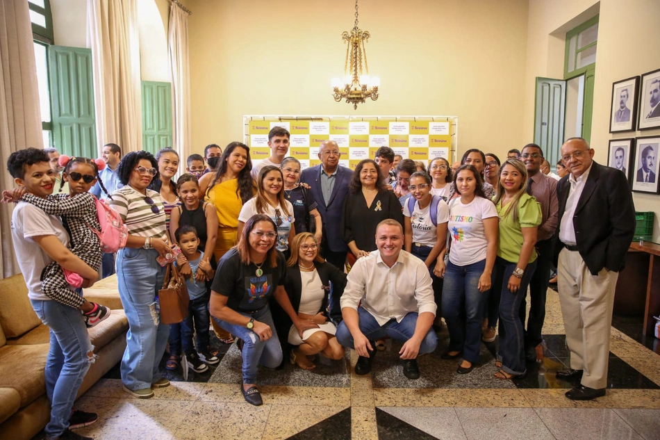 Dr. Pessoa recebe pais e crianças autistas na prefeitura.