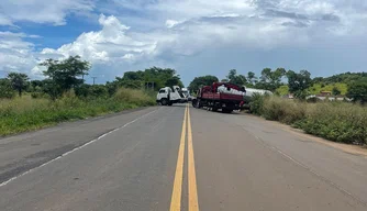 Acidente envolvendo caminhão em Elesbão Veloso