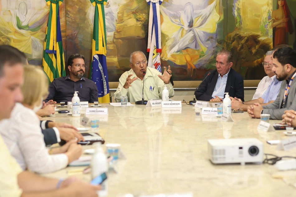 Prefeitura de Teresina vai acionar a Justiça do Trabalho para pôr fim à paralisação da coleta de lixo.