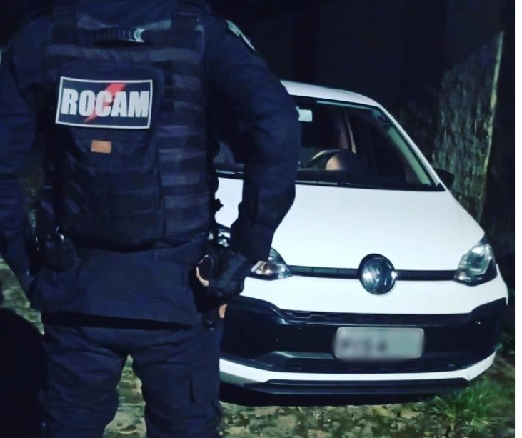 Rocam recupera carro roubado no bairro Ilhotas.