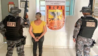 Mulher presa suspeita de articular grupo criminoso