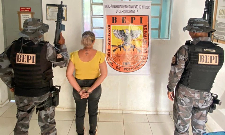 Mulher presa suspeita de articular grupo criminoso