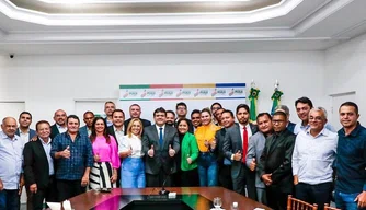 Rafael Fonteles se reúne com 22 prefeitos do Piauí.