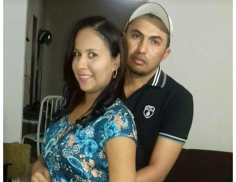 Casal morre após ser atropelado por caminhonete