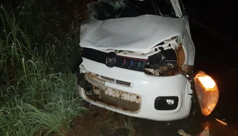 Colisão entre caminhão e Fiat/UNO em Cocal de Telha.