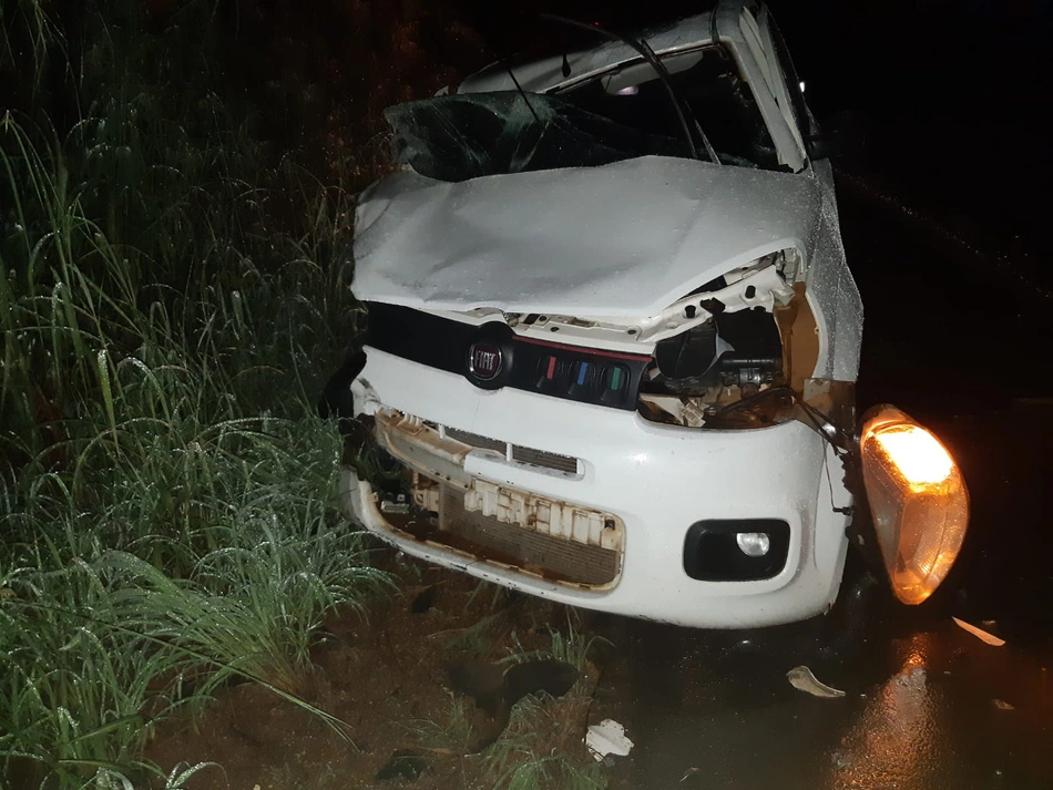 Colisão entre caminhão e Fiat/UNO em Cocal de Telha.