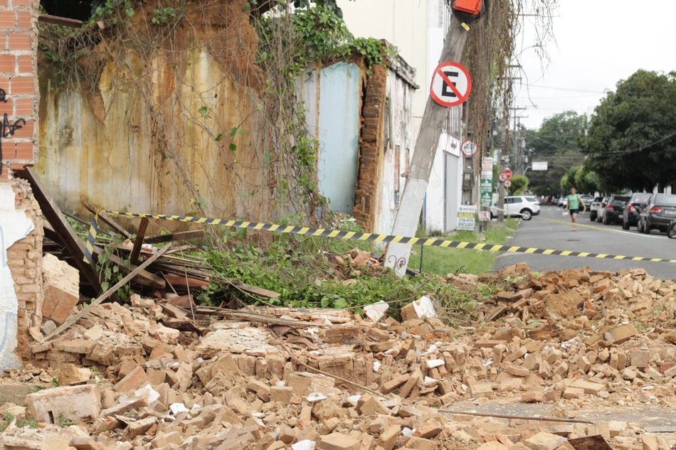 Casa abandonada desaba no Centro de Teresina.