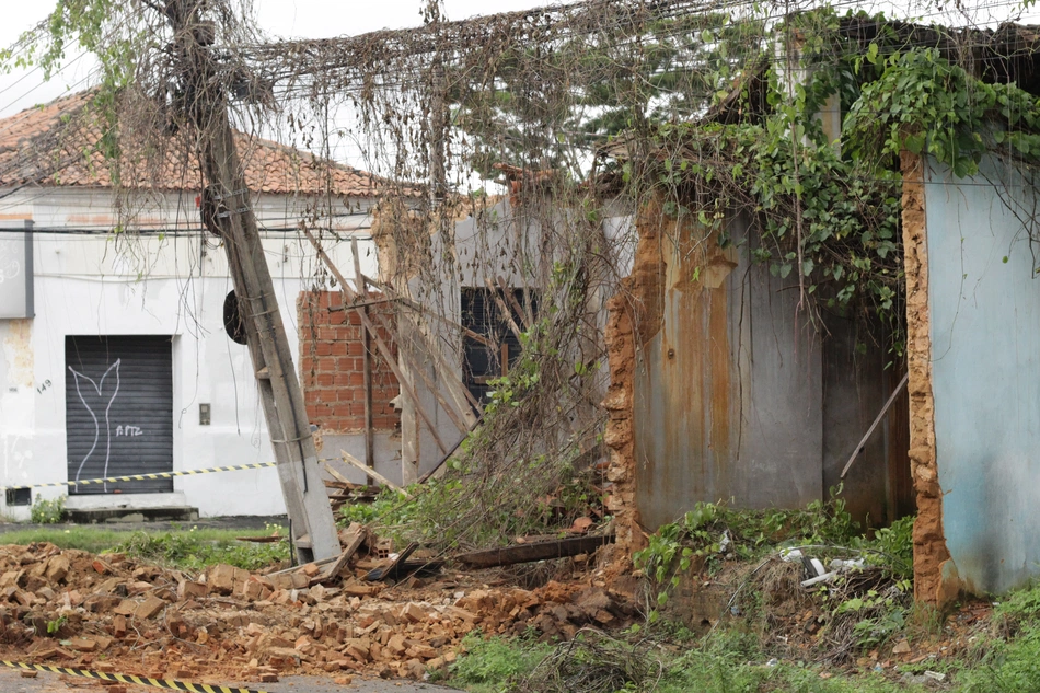 Casa abandonada desaba no Centro de Teresina.