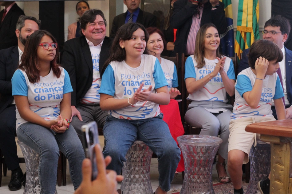 Crianças prestigiam lançamento do programa Pacto pelas Crianças do Piauí.