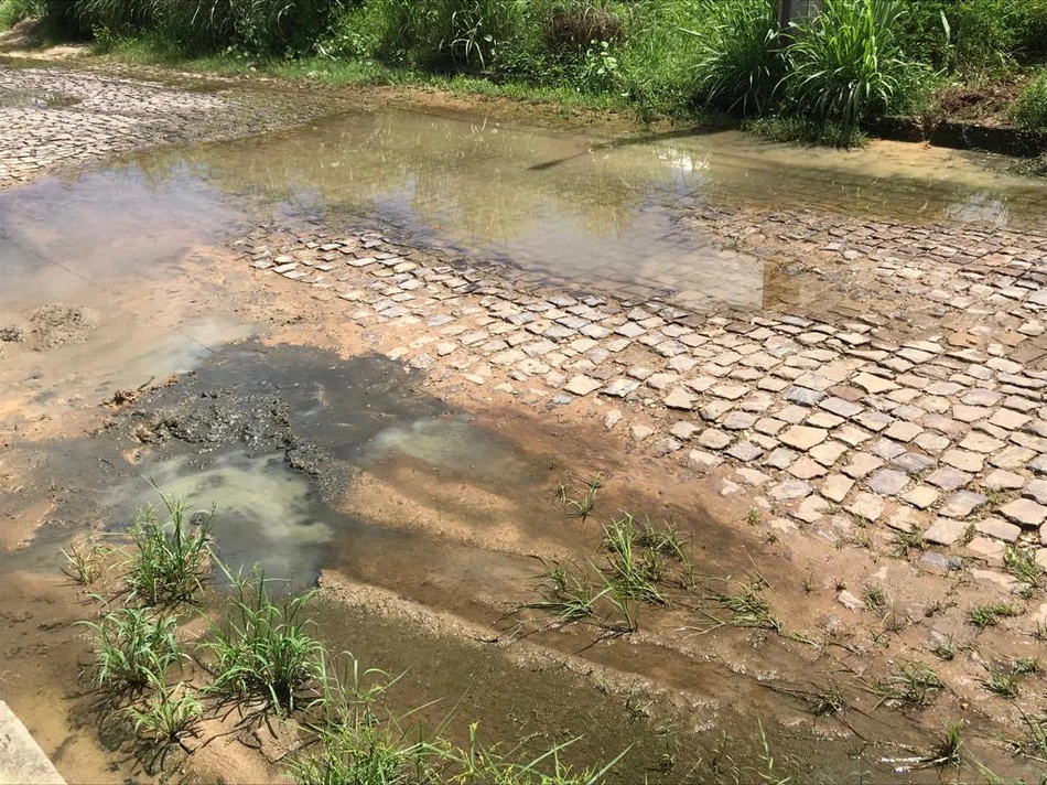 Acúmulo de água nos buracos da rua