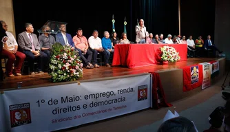 Parlamentares e sindicalistas em evento do Dia do Trabalhador.