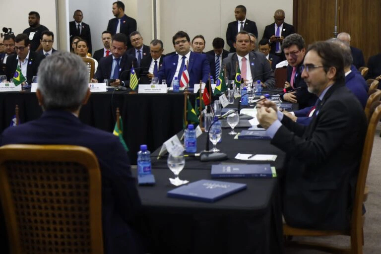 Governadores do Nordeste discutem energia renovável em evento