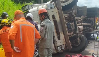 Carreta tomba e deixa quatro pessoas feridas na BR 343 em Teresina