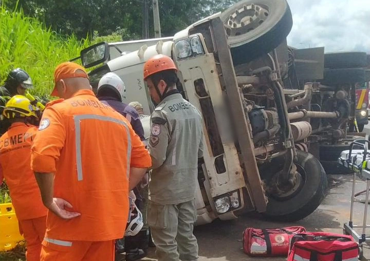 Carreta tomba e deixa quatro pessoas feridas na BR 343 em Teresina