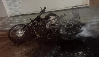 Homem  é preso após incendiar moto de companheira em Paulistana