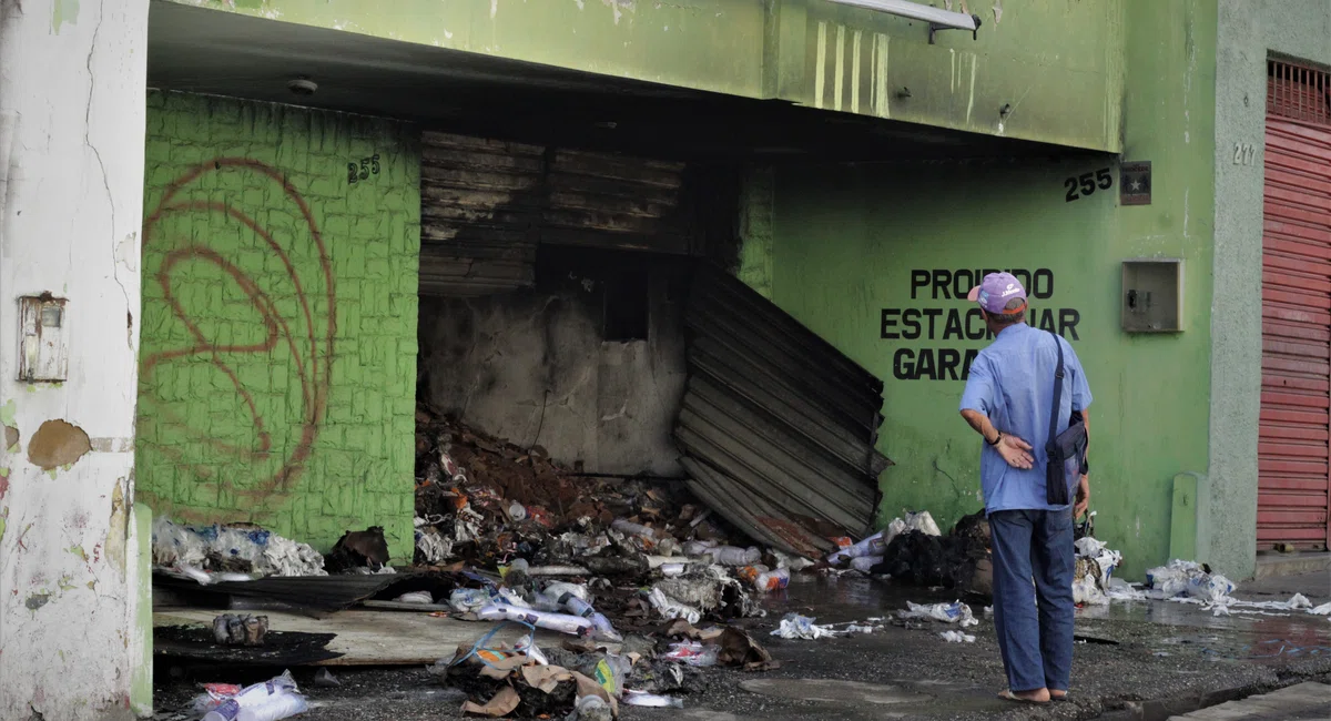 Grande incêndio atinge depósito de plásticos no Centro de Teresina