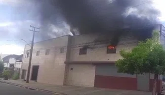 Incêndio atinge loja de peças de carros em Teresina.